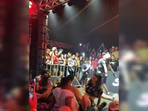 mc pipokinha sendo chupada no palco|MC Pipokinha protagoniza momento íntimo com fã no palco e。